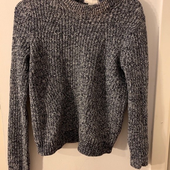 TOPS/SWEATERS - IN NEW CONDITION, VERY COMFY - Picture 3 of 8